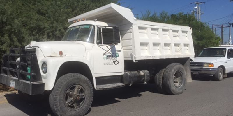 Camión de volteo choca a Versa