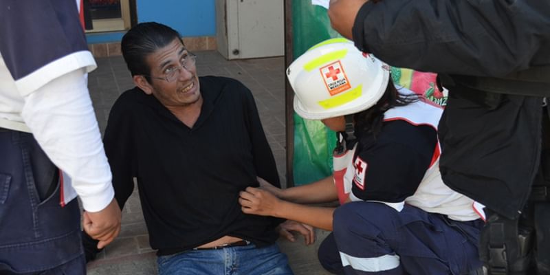 Lo golpean afuera de despacho jurídico