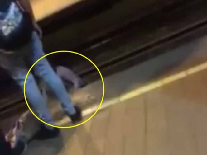 Baja a las vías del Metro para rescatar su celular